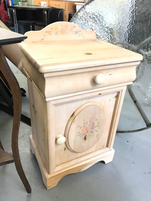 lot 205 image: NIGHT STAND AND ACCENT TABLES