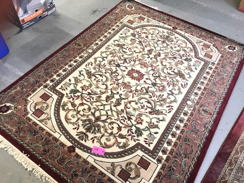 lot 209 image: AREA RUG
