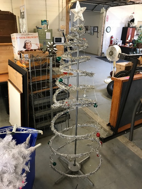 lot 217 image: HOLIDAY DECOR