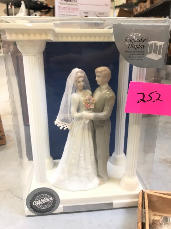 lot 252 image: WEDDING LOT