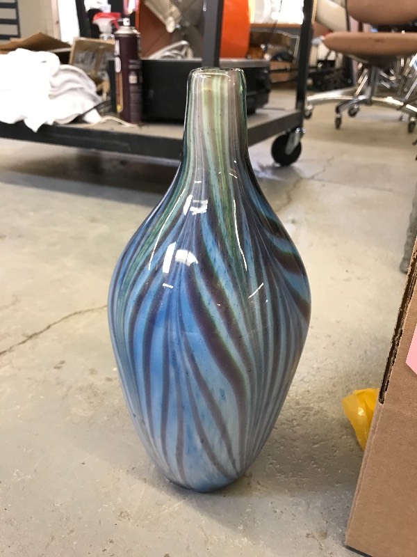 lot 276 image: ART GLASS VASE