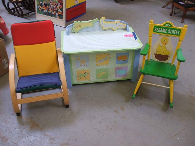 lot 225 image: KIDS STUFF
