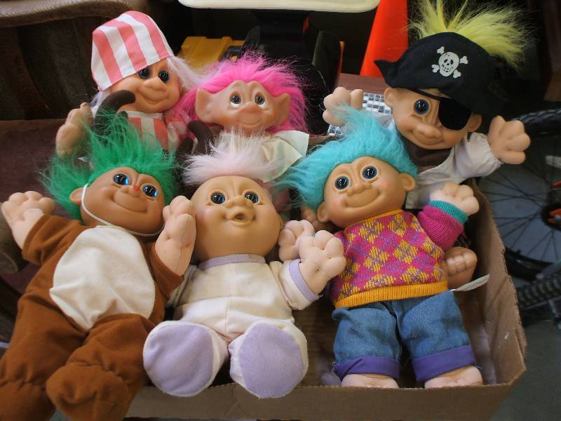 lot 226 image: TROLLS