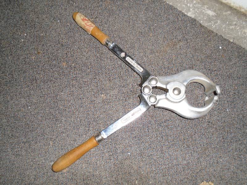 Bull nut pincher