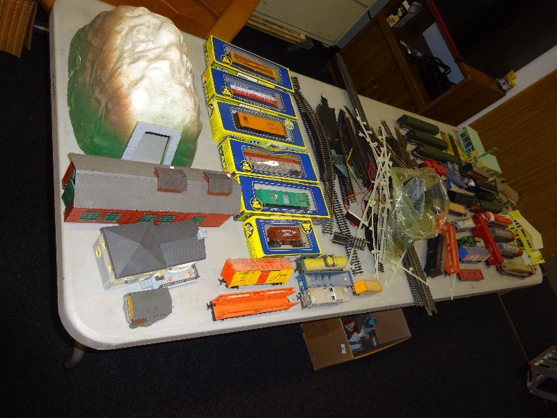 lot 8 image: Old Train Set