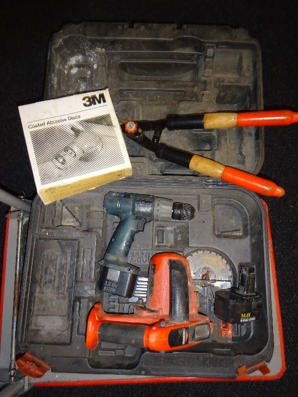 lot 23 image: Hedger Clippers, 12 Volt Drill, 14.4 Volt Battery