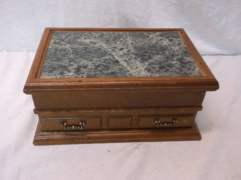 lot 3 image: Jewelry Box