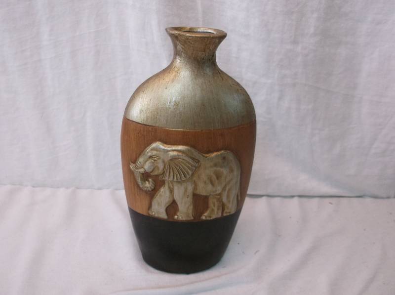 lot 13 image: Decor