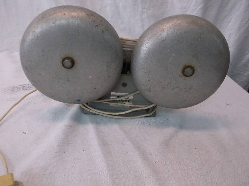 lot 17 image: Bell