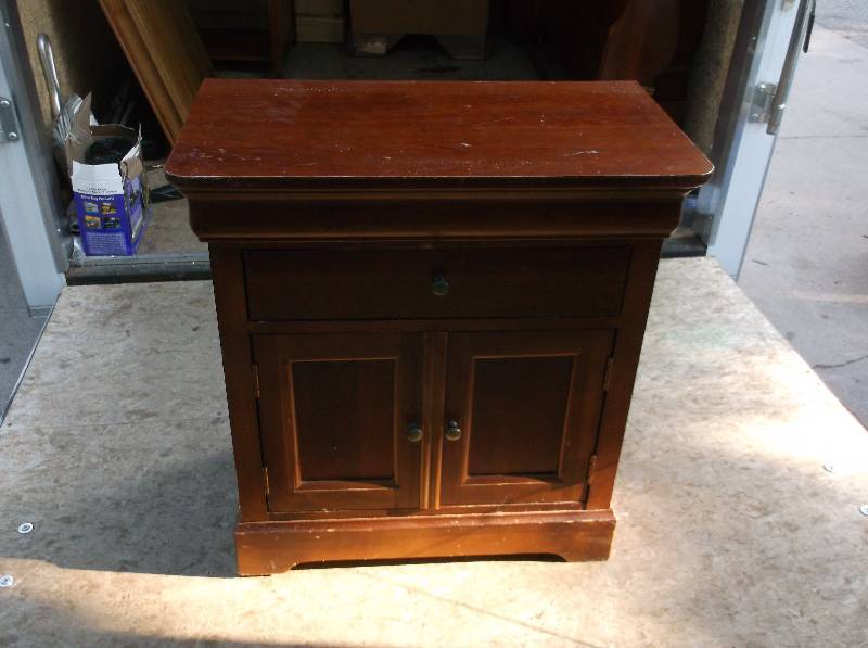 lot 31 image: Nightstand