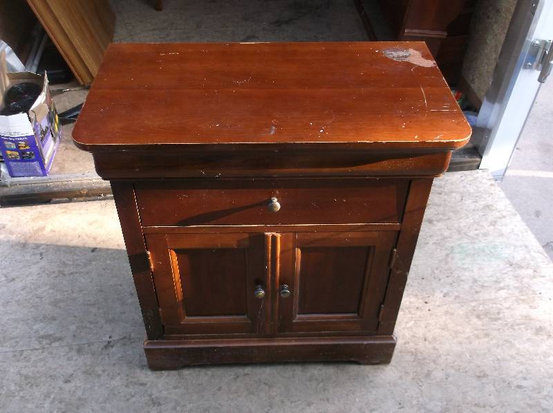 lot 32 image: Nightstand