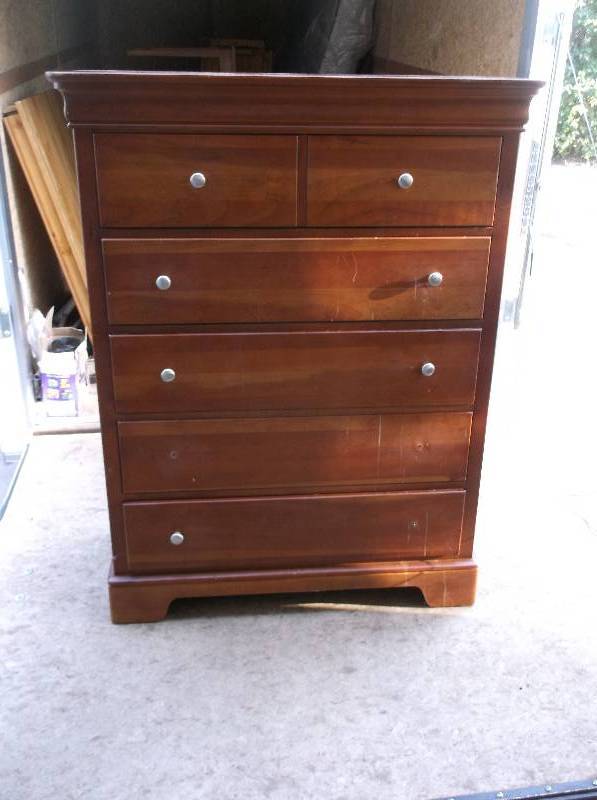 lot 33 image: Dresser