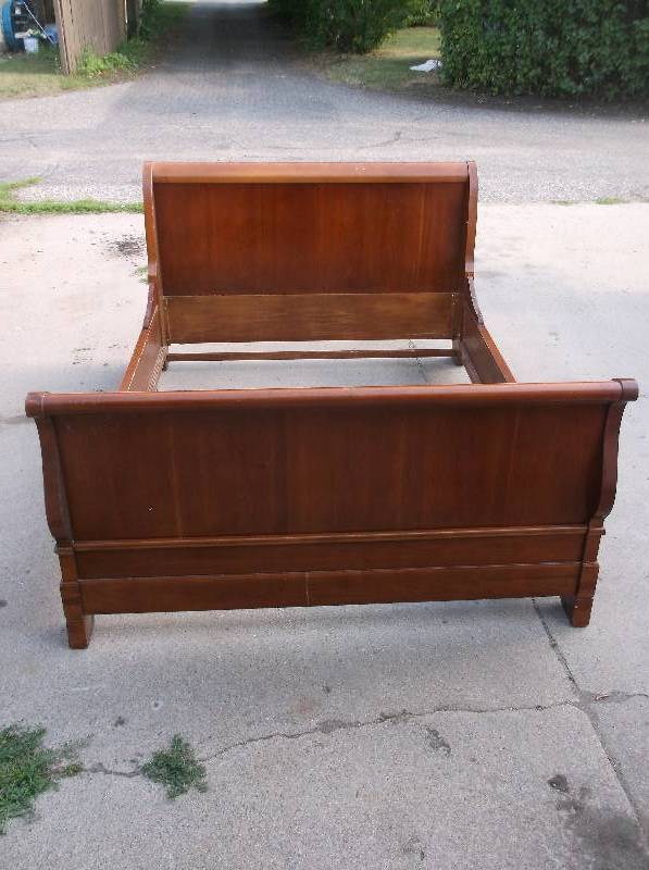 lot 34 image: Sleigh Bed
