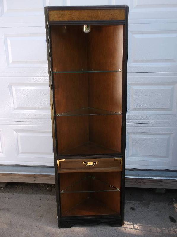 lot 72 image: Corner Shelf