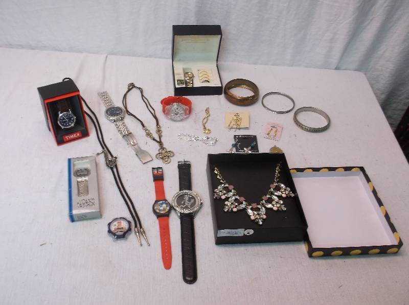 lot 83 image: Jewelry