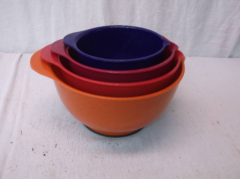 lot 86 image: Bowls
