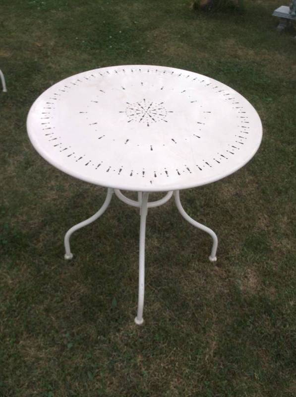 lot 126 image: Patio Table