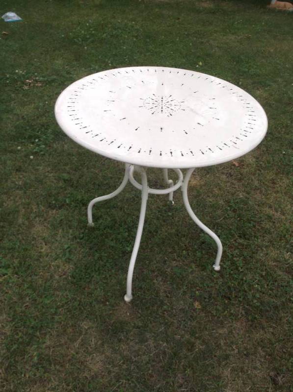lot 127 image: Patio Table