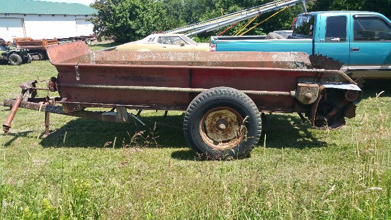 lot 8 image: New Holland 325 Spreader