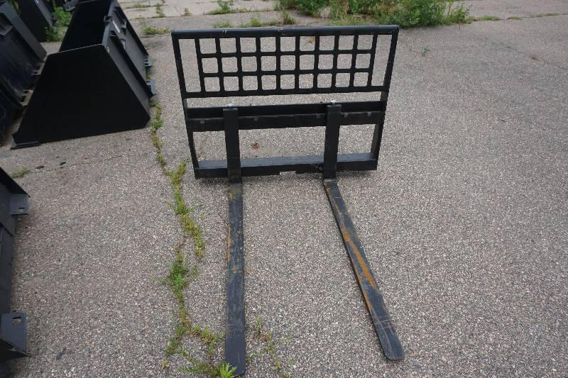 Universal Mount Bobcat Skid Loader Skid Steer Pallet Fork Attachment