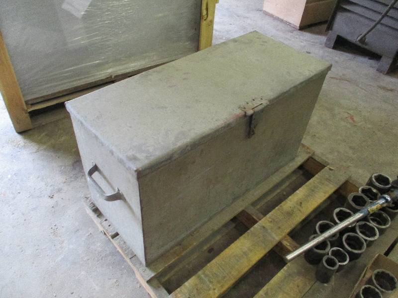 lot 9 image: Gang Box and Sockets