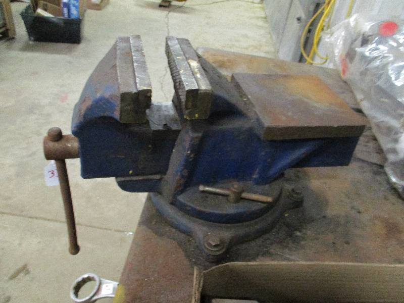 lot 33 image: Adjustable Bench Vise