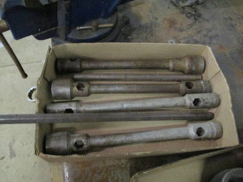 lot 34 image: Heavy Duty Breaker Bar Set
