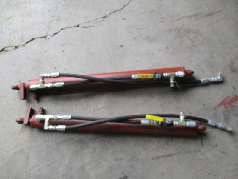 lot 57 image: 2 hydraulic cyclinders