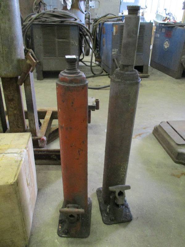 lot 74 image: Hydraulic Pump Jacks
