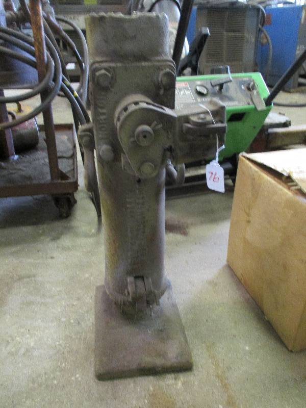 lot 76 image: Ratcheting Manual Jack