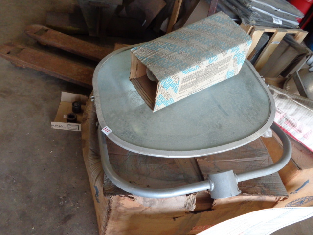 lot 111 image: Day Arc 1000 Flood Light