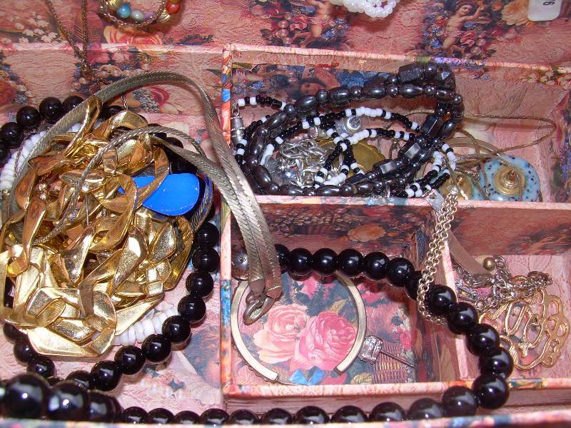 JEWLERY BOX AND JEWLERY