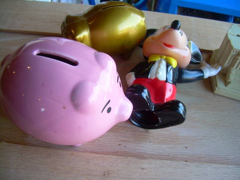 5 COLLECTIBLE COIN BANKS
