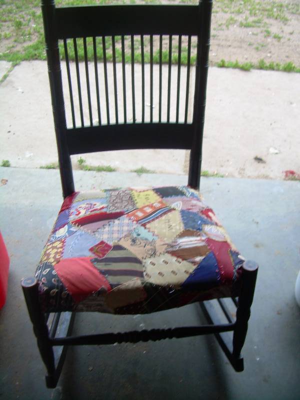 ANTIQUE WOODEN ROCKING CHAIR