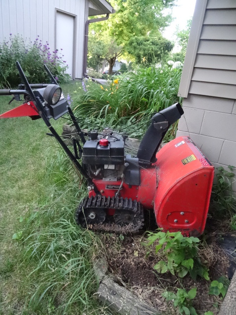 lot 237 image: MTD track snowblower. 8 hp. 24 pat...
