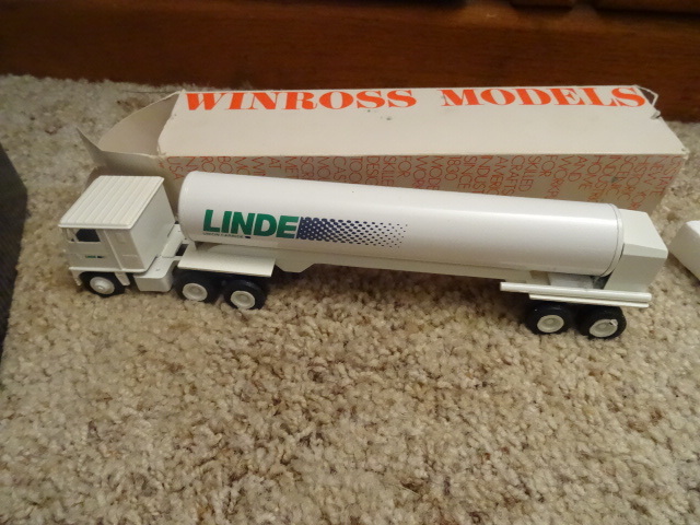 lot 10 image: 2 Linde Die Cast Semis  164th Scale