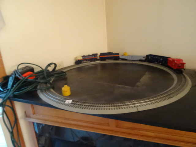lot 14 image: Lionel Train Set. Comes With Train,