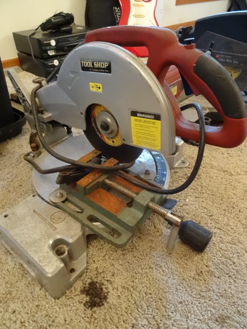 lot 22 image: Tool Shop 10 Compound Miter Saw,