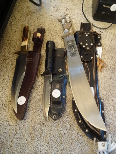 lot 25 image: 3 Knives One is a Survival.