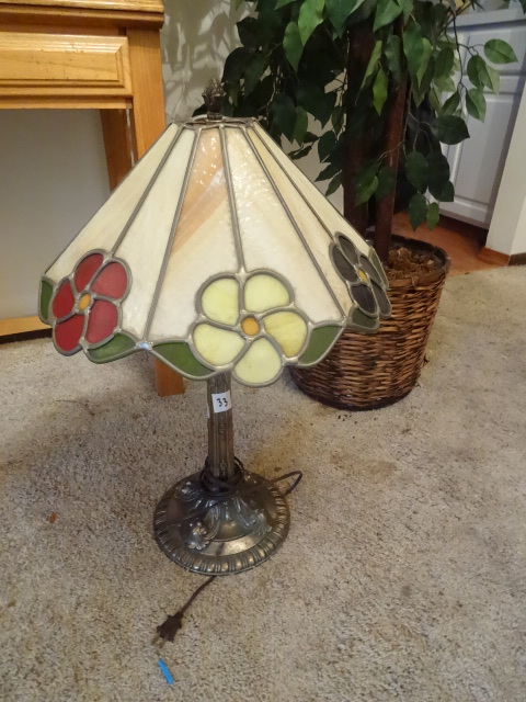 lot 33 image: Decorative Table Lamp, 26 Tall