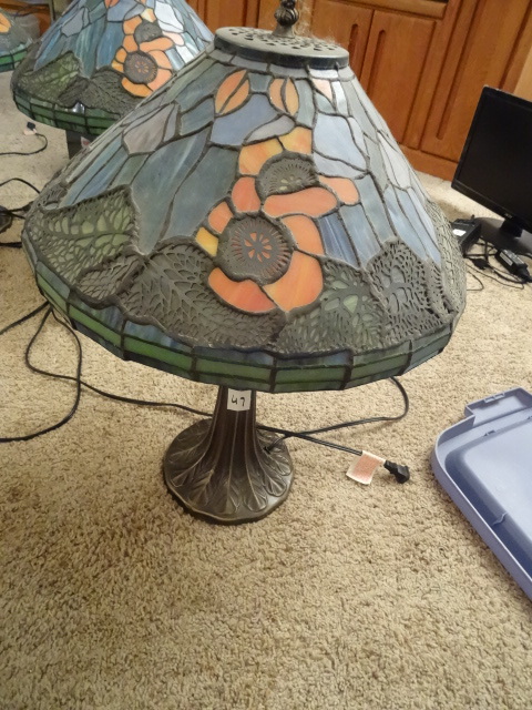 lot 47 image: Decorative Table Lamp 24 Tall