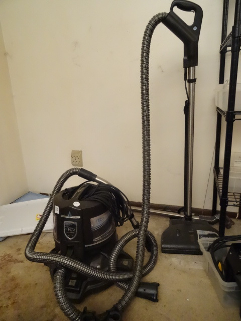 lot 70 image: Rain Box Canister Vacuum