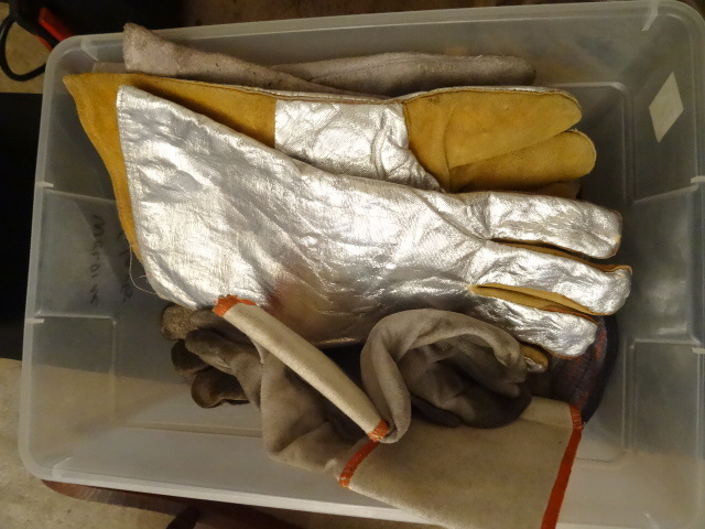 lot 77 image: 4 Pair Of Misc Welding Gloves