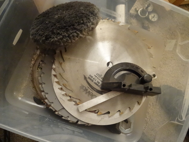 lot 125 image: Bin Of Misc 10 Saw Blades