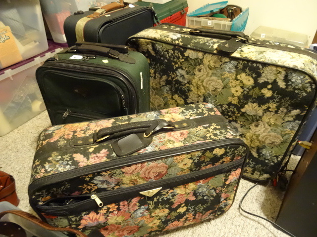 lot 134 image: 5 Suitcases and A Bin With Purses