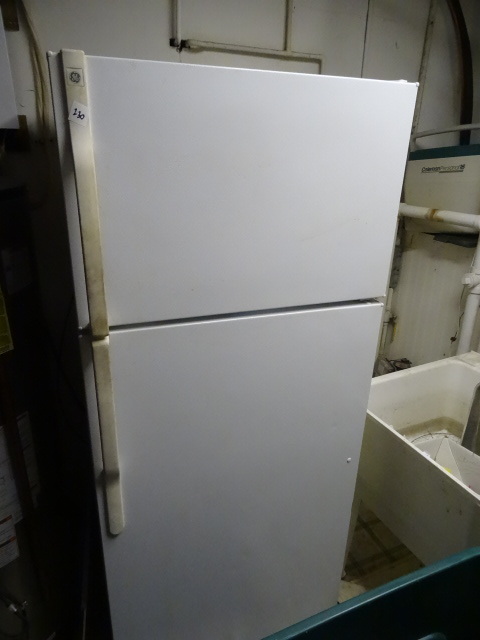 lot 230 image: GE Fridge Freezer GTS18HCMDRWW