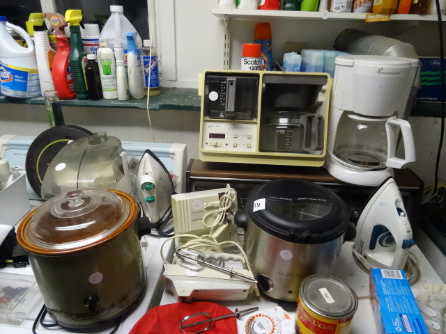 lot 231 image: Misc Kitchen Appliances, Deep Fryer,