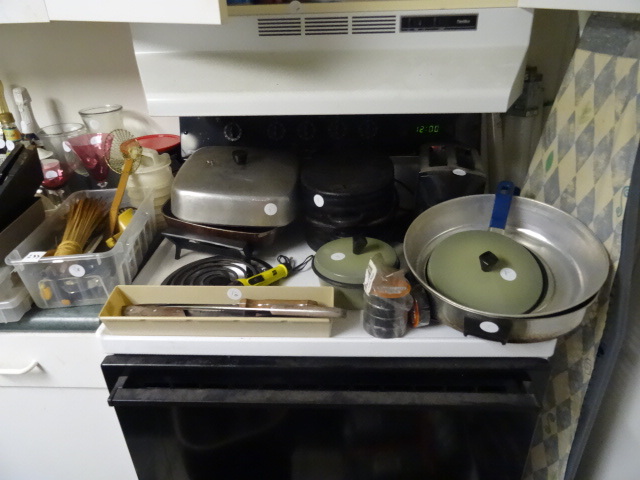 lot 233 image: Large Lot Of Kitchen Cookware and Accessories, Misc Glassware