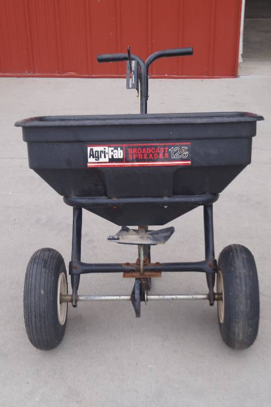 lot 37 image: Fertilizer Spreader