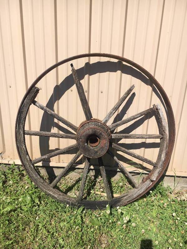 lot 4 image: 42 Wagon Wheel